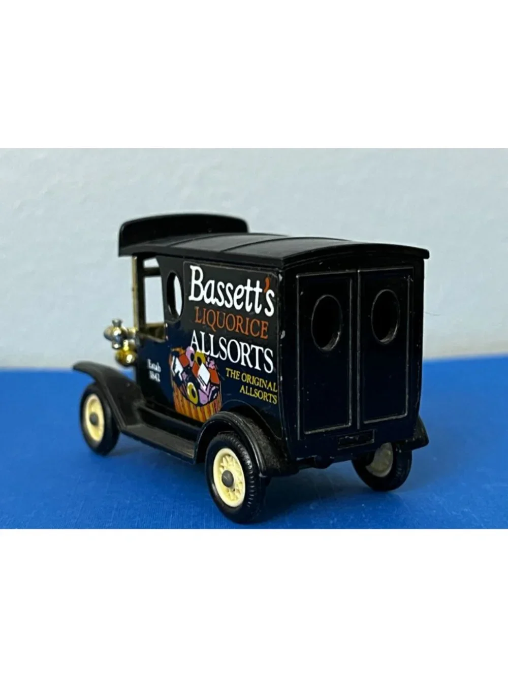 Lledo Days Gone 1920 Model T Ford Bassett's Liquorice All-sorts Blk Delivery